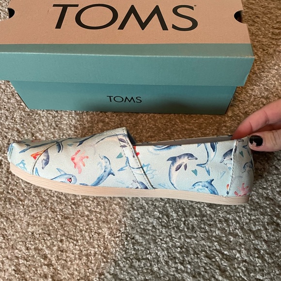 NWT Toms delicate blue, dolphin print, size 8 - Picture 3 of 8